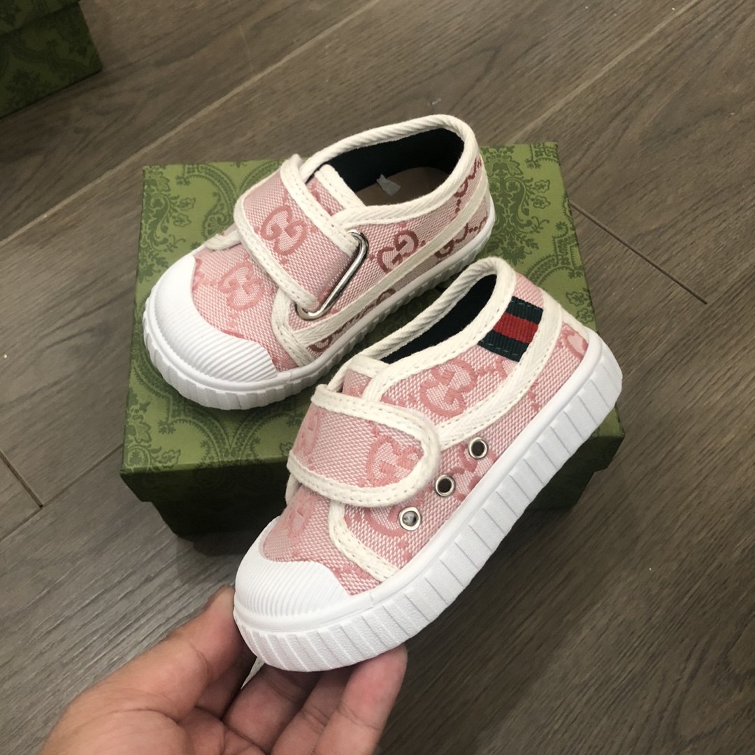 Children's shoes child